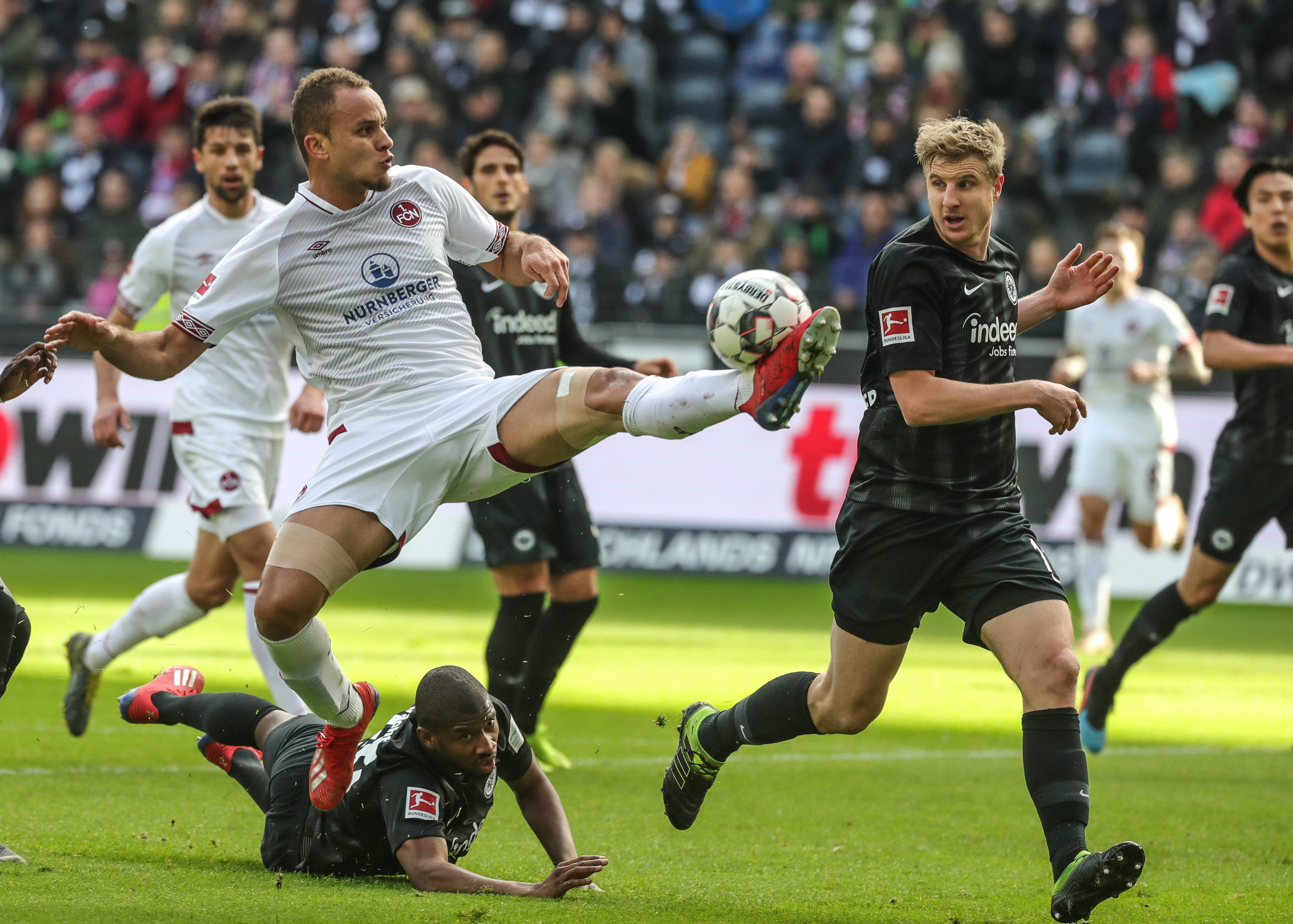 世体：巴萨限量版球衣受欢迎，一球迷花费8000欧豪购20件